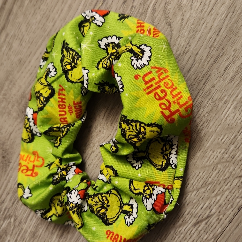 🐻 New Green Grinch Scrunchie